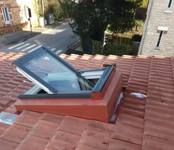 Pose d'une fenêtre de toit vue de l'extérieur sur un chantier